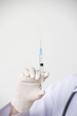 Bir kadın doktor, resim kırpılmış eldiven Elinde aşı ile şırınga