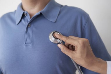 Doktor erkek hasta kalp atışı kontrol yakın çekim görüntüsü