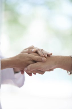 Doktor erkek hastasını tanı açıkladıktan sonra güven verici