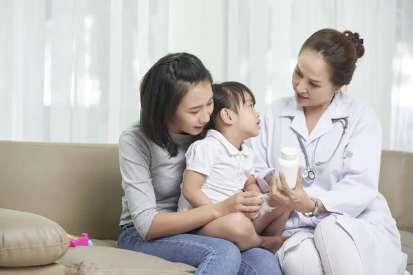 Barnläkare Visar Föreskriven Medicin Mor Och Hennes Lilla Dotter — Stockfoto