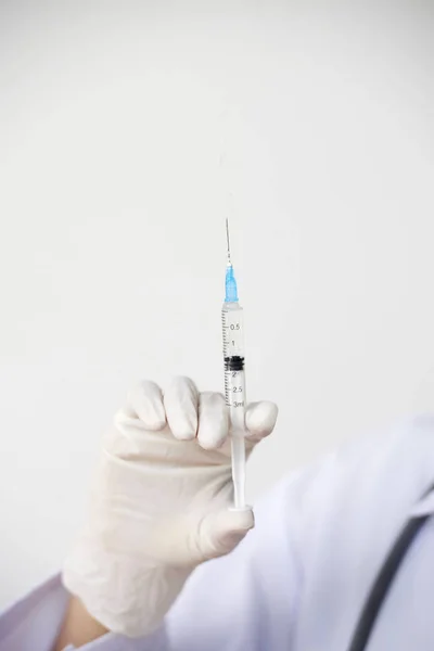 Syringe Met Vaccin Handschoenen Hand Van Vrouwelijke Arts Bijgesneden Afbeelding — Stockfoto