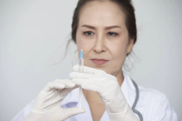 Mogen Vietnamesiska Medicinsk Arbetare Förbereder Sprutan Med Behandling För Injektion — Stockfoto