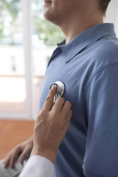 Närbild Bild Medicinsk Arbetare Lyssna Hjärtslag Manlig Patient — Stockfoto