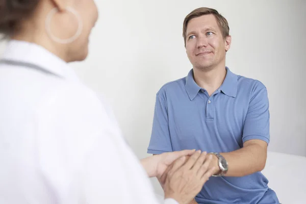 Läkare Att Röra Handen Till Leende Mogen Manlig Patient Att — Stockfoto