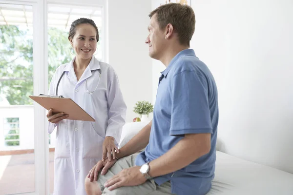 Smiling Asian Doctor Talking Patient Clinic Annual Check — Stock Photo, Image