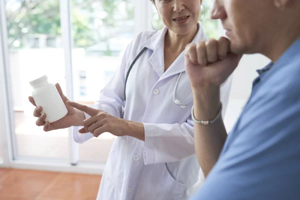 Médico Femenino Mostrando Paquete Vitaminas Paciente Masculino —  Fotos de Stock