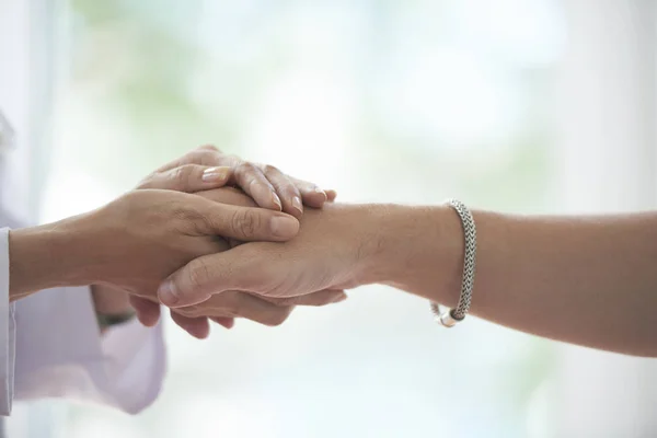 Arts Die Hand Van Mannelijke Patiënt Hem Gerust Stellen — Stockfoto