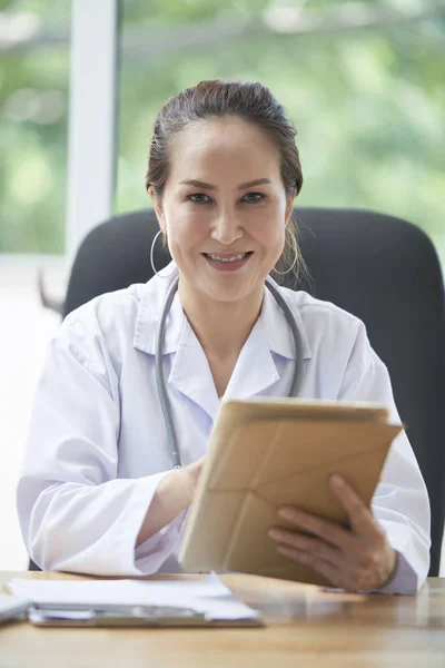 Retrato Médico Maduro Sonriente Con Tableta Trabajando Mesa Oficina —  Fotos de Stock