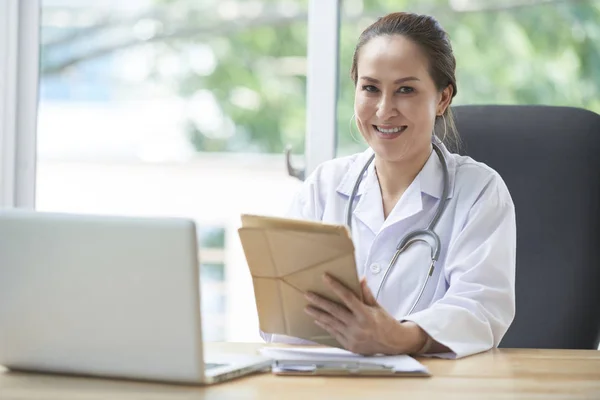 Portrait Professional Vietnamese General Practitioner Busy Work Her Office — Stock Photo, Image