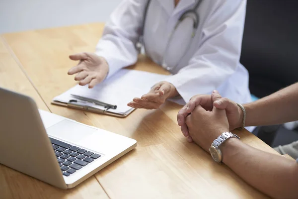 Arzt Und Patient Besprechen Anstehende Operation Tisch — Stockfoto