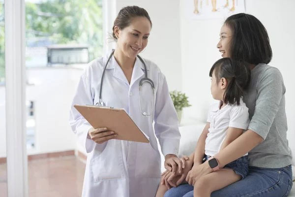 Masculino Pediatra Tranquilizador Mãe Pouco Ásia Menina — Fotografia de Stock