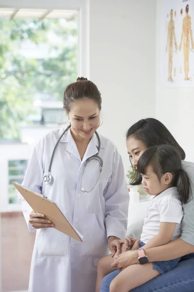 Pediatra Mostrando Diagnóstico Prescripción Madre Niña — Foto de Stock