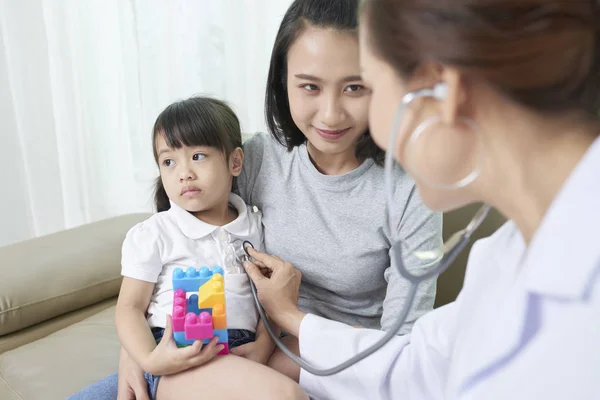 Médico Ouvindo Batimento Cardíaco Menina Vietnamita Check Anual — Fotografia de Stock