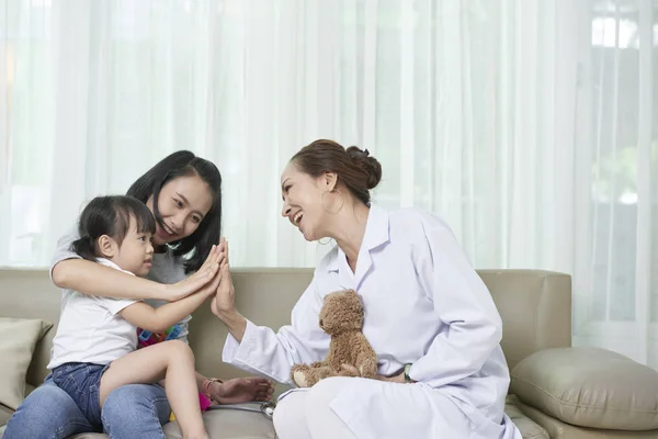 Pozitivní Holčička Dávat Vysoké Pět Její Pediatr — Stock fotografie