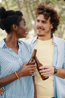 Sevgiliyi birbirine tokuşturup zaman bakarak bira şişeleri