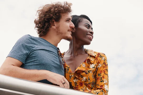 Glückliches Junges Multiethnisches Paar Mit Blick Auf Eine Strahlende Zukunft — Stockfoto