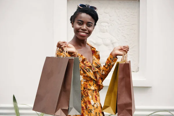 Lycklig Vackra Afroamerikansk Kvinna Håller Kassar Och Tittar Kameran — Stockfoto