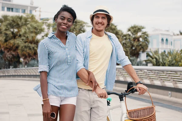 Jovem Casal Multi Étnico Com Bicicleta Desfrutando Férias Verão — Fotografia de Stock