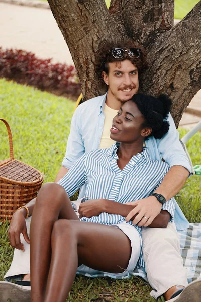 Joven Pareja Multiétnica Descansando Bajo Árbol Parque — Foto de Stock