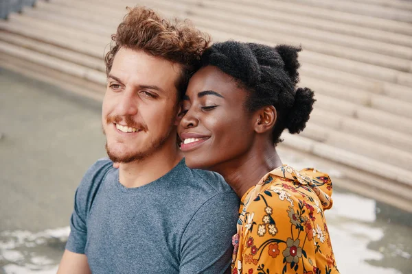 Glücklich Hübsche Afrikanisch Amerikanische Frau Verliebt Ihren Freund — Stockfoto