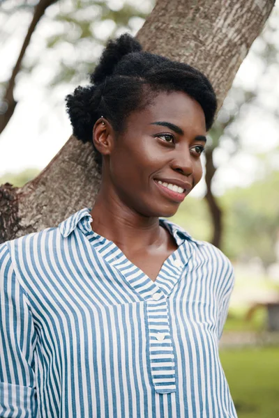 Sonriendo Hermosa Joven Mujer Negra Pie Parque Mirando Hacia Otro —  Fotos de Stock