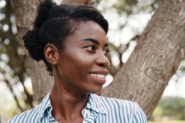 Açık Havada Duran Çekici Gülümseyen Afrikalı Amerikalı Genç Kadın Portresi — Stok fotoğraf