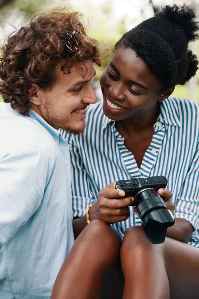 Úsměvem Mladé Afroamerické Ženy Ukazující Její Přítel Fotografie Digitální Fotoaparát — Stock fotografie