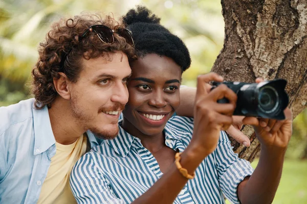 Veselý Mladý Multietnické Pár Dovolenou Fotografování Dohromady — Stock fotografie
