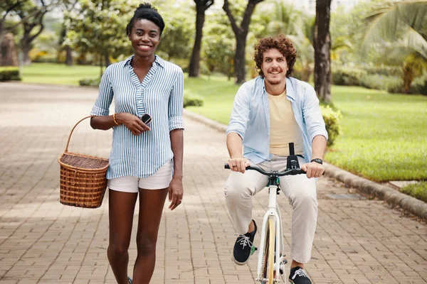 Jovem Afro Americana Caminhando Com Cesta Piquenique Quando Namorado Andando — Fotografia de Stock