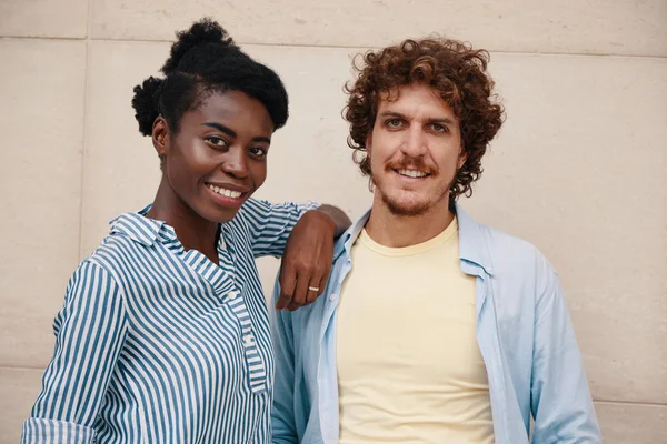 Retrato Feliz Joven Pareja Multiétnica Sonriendo Cámara — Foto de Stock