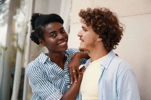 Mujer Afroamericana Bastante Joven Apoyada Hombro Novio Sonriendo Cámara — Foto de Stock