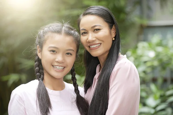 Hermosa Mujer Asiática Adulta Con Encantadora Adolescente Sonriendo Cámara Luz — Foto de Stock