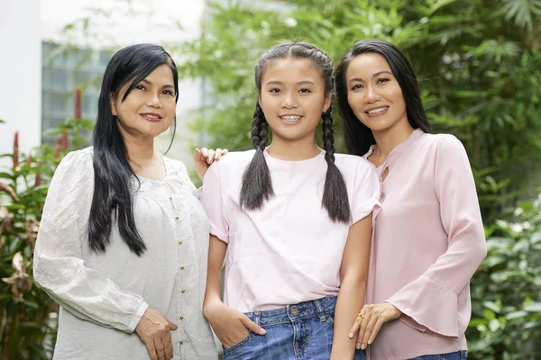 Grupo Mujeres Asiáticas Adolescentes Una Familia Abrazando Mirando Cámara —  Fotos de Stock