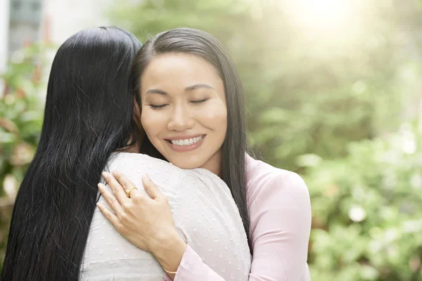 Adult Asian Woman Embracing Mature Mother Eyes Closed Bright Sunlight — Stock Photo, Image