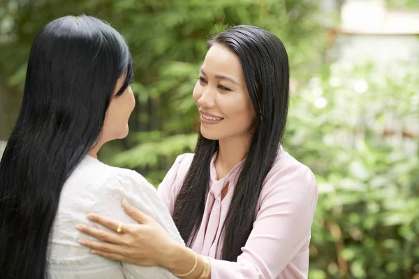 Asiatico Adulto Donna Con Matura Madre Standing Verde Giardino Looking — Foto Stock