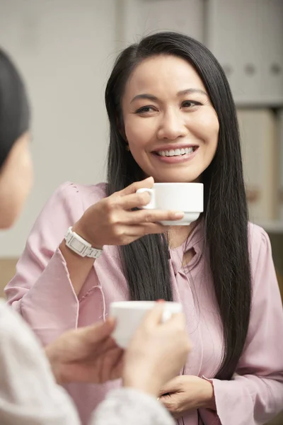 Красиві Азіатські Жінки Родинний Насолоджуючись Чай Час Сидіти Разом Домашніх — стокове фото