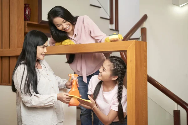 Kelompok Wanita Dewasa Dan Wanita Muda Bahagia Membersihkan Rumah Bersama — Stok Foto