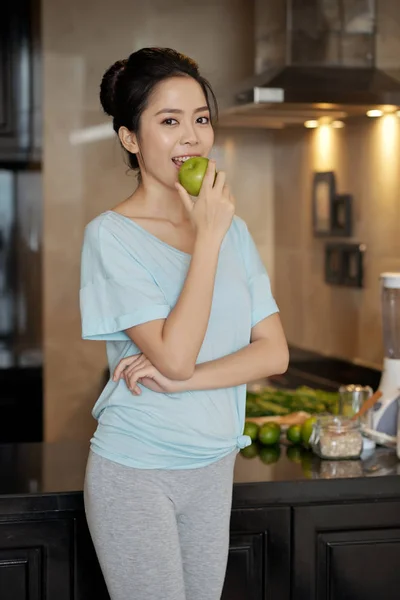 Alegre Encantadora Delgada Joven Mujer Comiendo Sabrosa Manzana Jugosa — Foto de Stock