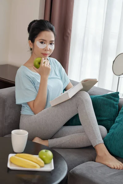 Jolie Jeune Femme Mangeant Des Fruits Lisant Livre Maison — Photo