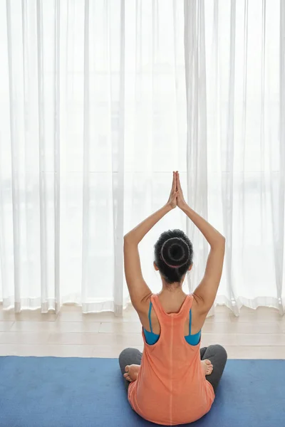 Jovem Mulher Meditando Chão Seu Quarto Vista Parte Trás — Fotografia de Stock