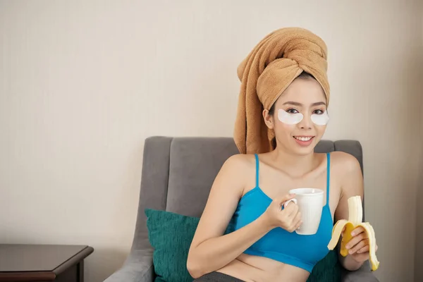 Усміхаючись Єтнамська Жінка Насолоджуючись Чашкою Кави Після Ранковий Душ Рушник — стокове фото