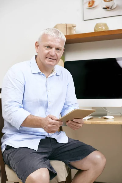 Vacker Mogen Företagsledare Med Tablet Datorn Sitter Vid Office Bord — Stockfoto