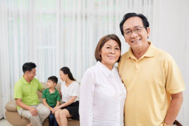 Kamera, çocuk ve torun arka planda gülümseyen kıdemli kaç sarılma