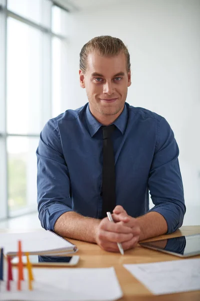 Retrato Belo Jovem Empresário Seu Local Trabalho — Fotografia de Stock