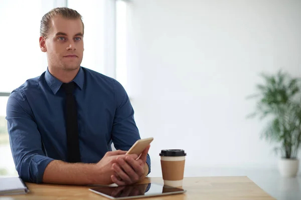 Pensive Attrayant Jeune Homme Affaires Avec Tasse Café Smartphone Assis — Photo