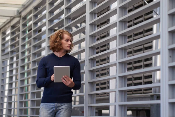 Jonge Ingenieur Met Digitale Tablet Wandelen Langs Distributie Magazijn — Stockfoto