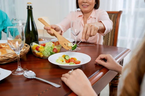 Bijgesneden Afbeelding Van Huisvrouw Salade Serveren Familie Eettafel — Stockfoto