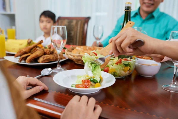 Mãos Mulher Mulher Colocando Salada Prato Convidado — Fotografia de Stock