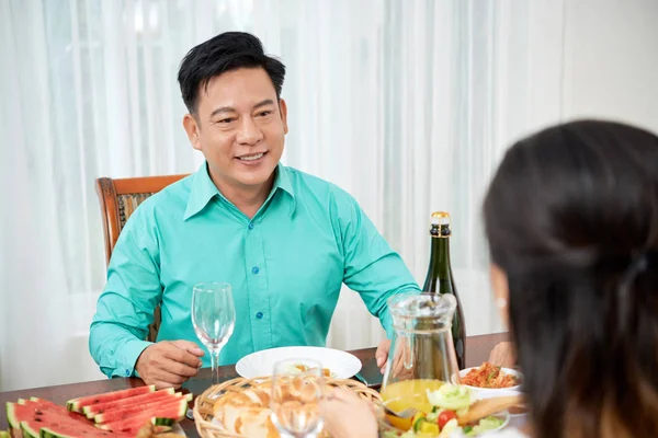 Sorridente Uomo Asiatico Mezza Età Seduto Tavola Festiva Con Sua — Foto Stock