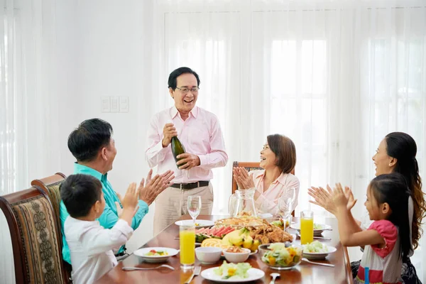 Glada Människor Klappar När Huvud Familj Öppna Champagneflaska — Stockfoto